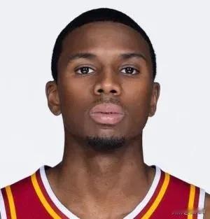 虽然迪亚洛在过去几场比赛胡乱出手，但是他最近的情绪控制的还挺好，甚至打球还会用脑