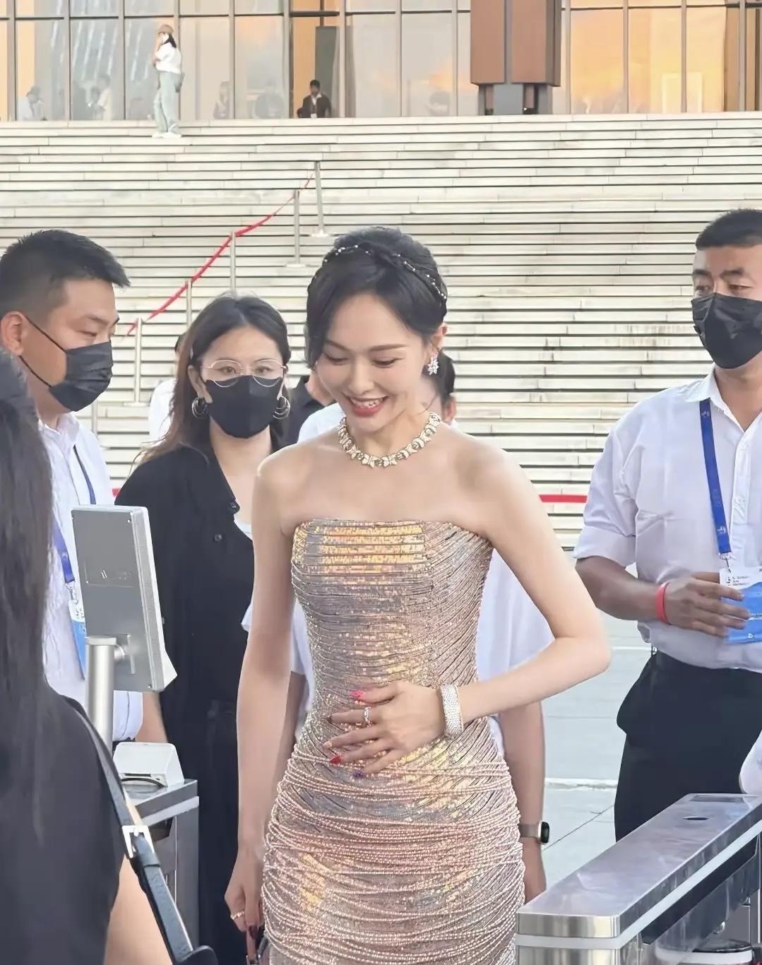 唐嫣估计是最让人羡慕的85花了。同为85花，她是今年才开始接演妈妈的角色。而且，