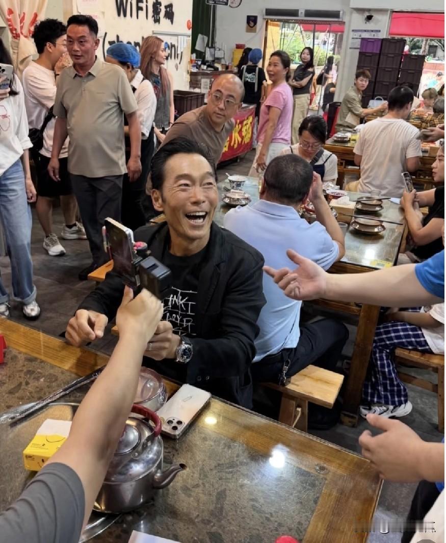 60岁的郑浩南现身重庆的一家餐馆，他满脸笑容，精神焕发，看上去状态相当不错！不