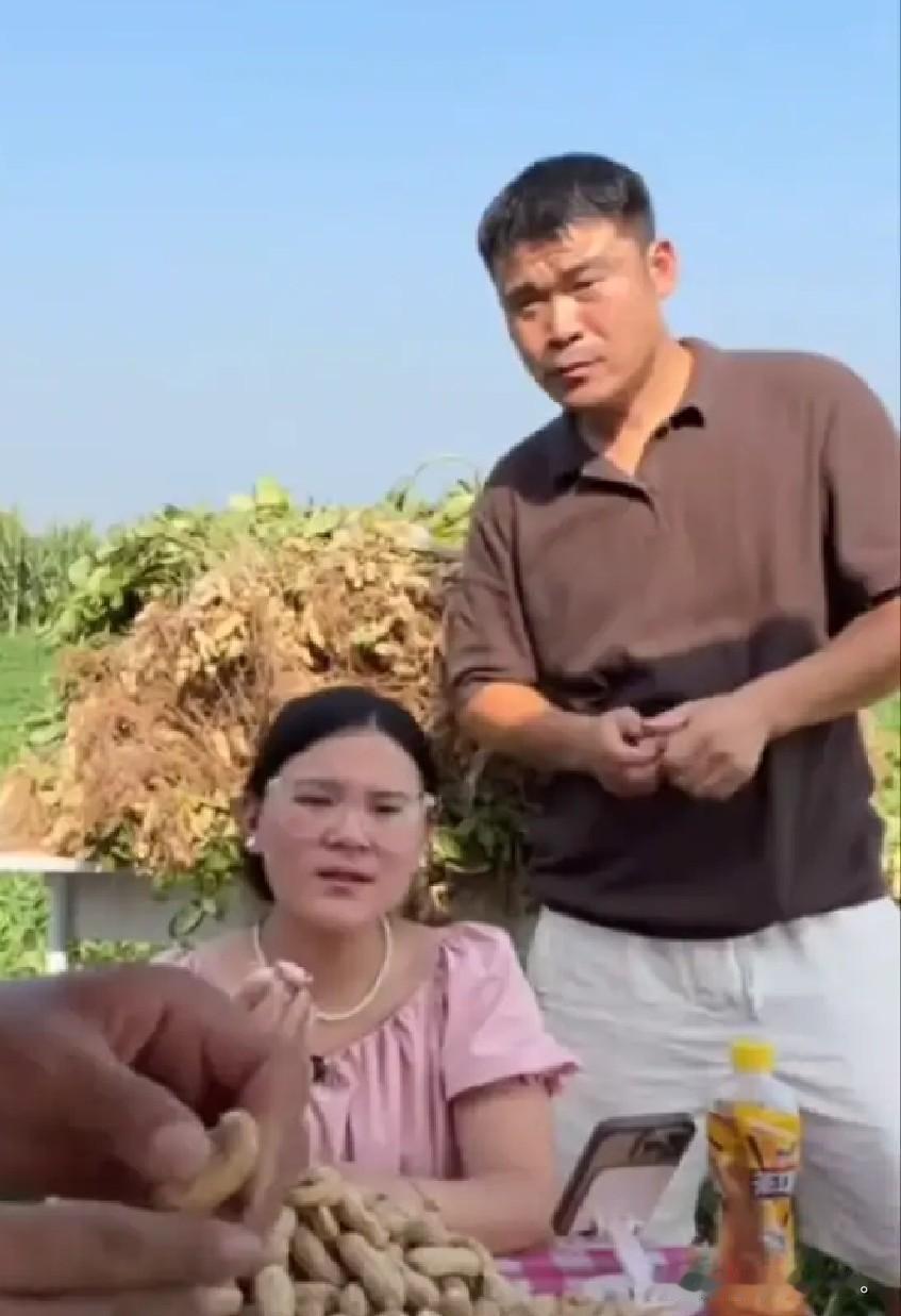 小故事！在雨露的婆家，半熟从来都是不干活，他在直播间里非常活跃，半