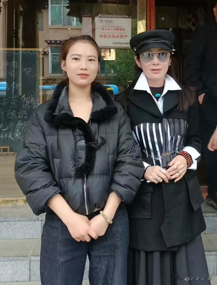 57岁张敏在四川街头被偶遇，她的外貌变化好大，脸有点僵硬，身材太瘦了，给人一种病