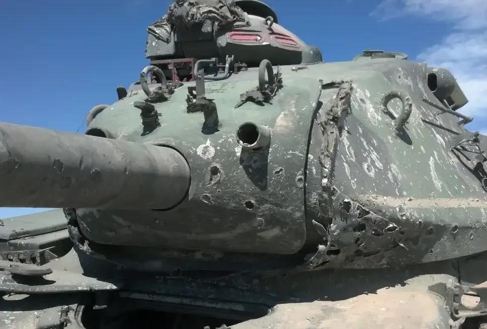 下图，正面挨了一发155mm高爆弹的M60A3“巴顿”坦克，车组成员应该情绪稳定