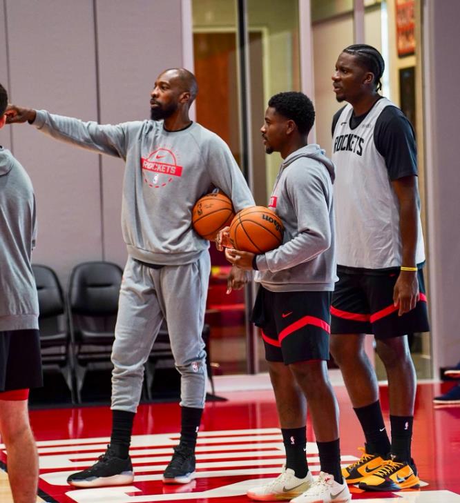 作为火箭队的主帅，现在乌度卡大概也是想通了，对阵快船队，五大阵容失灵之后，火箭队