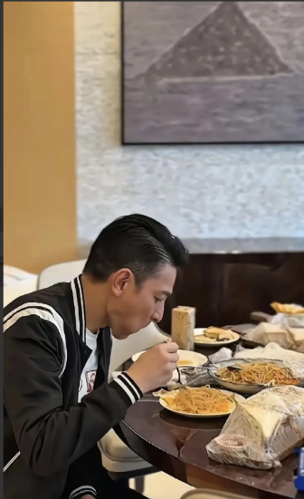 刘德华就吃这种粗茶淡饭，那赚钱的意义在哪呢？庙里和尚也吃素，他们可不是这种