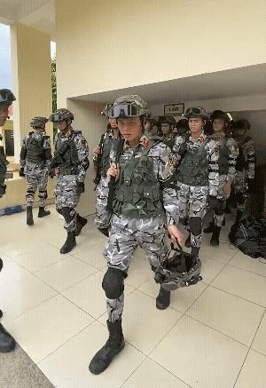 越南的精锐部队之海军陆战队，看上去着装和装备不怎么样，士兵也是嬉皮笑脸，玩世不恭