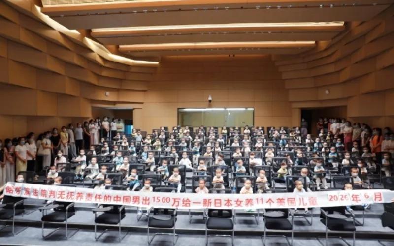 这张图片是多益网络董事长徐波相关纠纷事件里流传的集体合照，画面大厅内坐满多名孩童