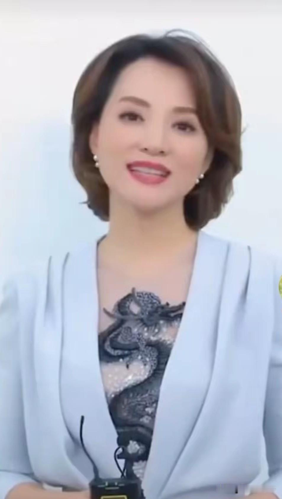 看完董卿的国庆祝福视频，终于懂了什么是真正的岁月不败书香国庆刷到董卿一段祝