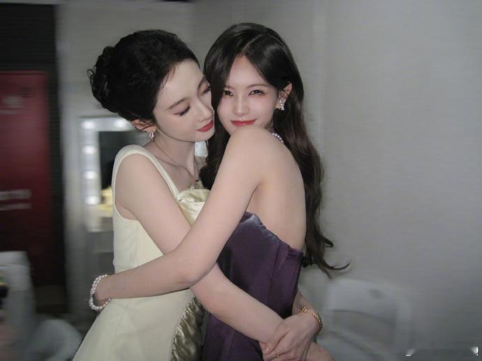 李一桐和美女贴贴爽了隔着屏幕都觉得好羡慕呀，不得不说李一桐和美女贴贴爽了，看