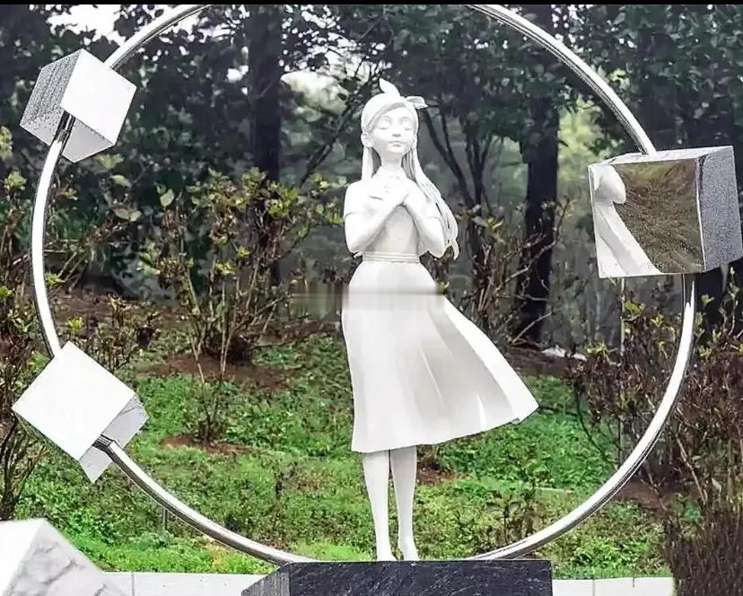 大S和李玟的雕像，那差别可太大了！大S那个雕像，看着就像具俊晔心里想的那种清纯梦