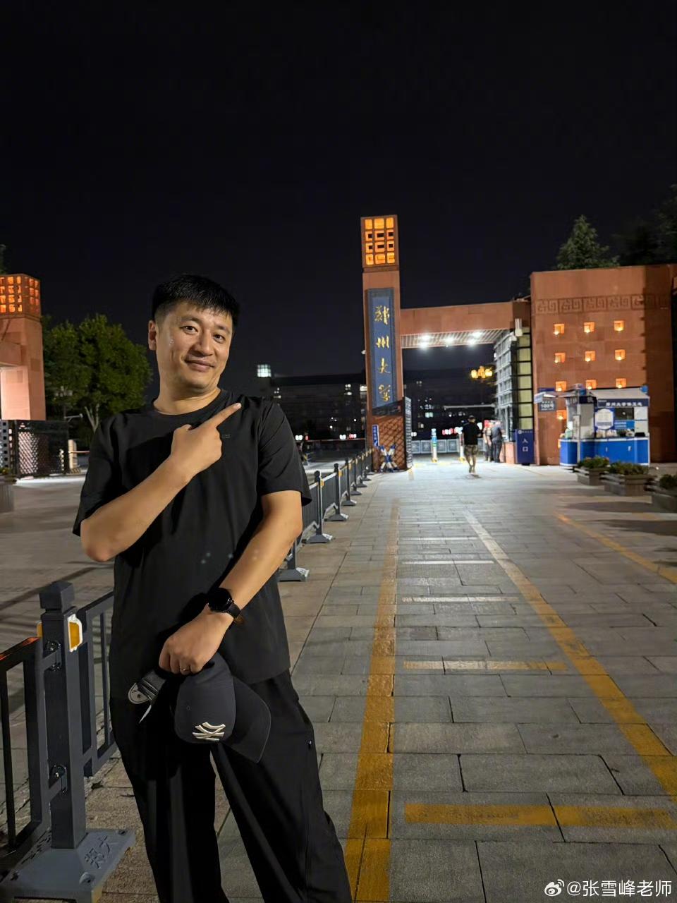 一切仿佛冥冥之中早已注定2025年7月25日，张雪峰老师从老家齐齐哈尔回到苏州