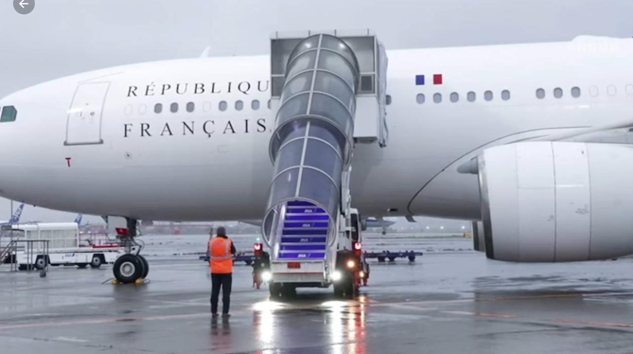 法国总统携手第一夫人出访日本，期间还会和天皇夫妇一起用餐！马克龙夫妇（3月31日