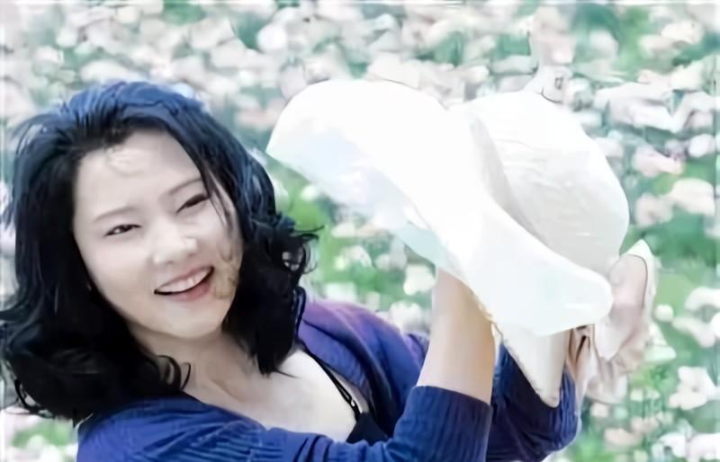 她62岁，一块硫磺皂洗到底。不卸妆，不涂精华，不跟风网红款。脸却越洗越耐看，