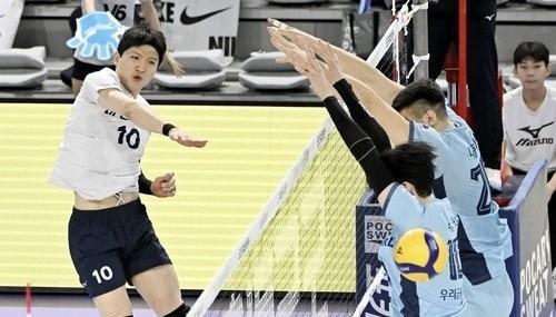 韩国男排国手郑智锡因胫骨疲劳性骨折已经退出国家队，目前返回大韩航空接受治疗康复，