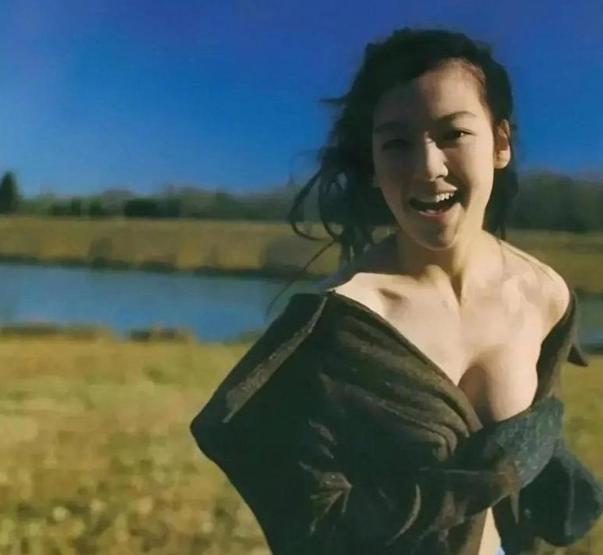 无缝衔接17位男友，靠绯闻杀出重围，最后稳稳嫁富豪！当年的港娱，从不缺风