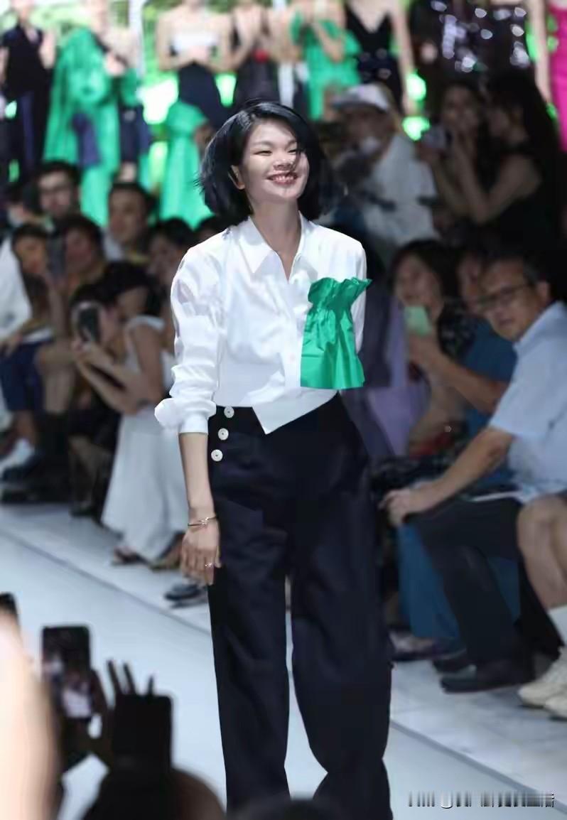 超模吕燕儿子14岁，穿上爸爸的西装已经像一个小大人。她的老公是法国人，比吕燕大