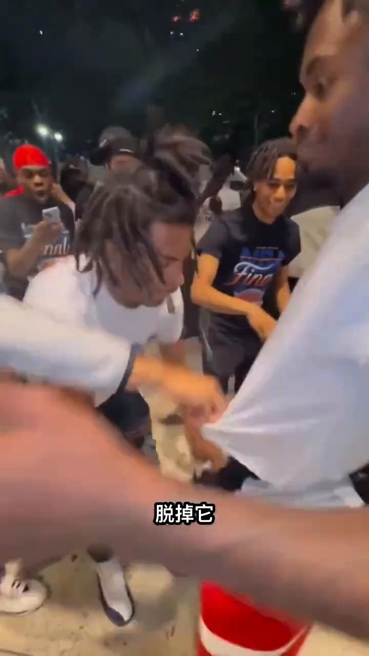马刺客场115-111击败尼克斯，大比分扳为1：2，终结对手季后赛13连胜。赛后