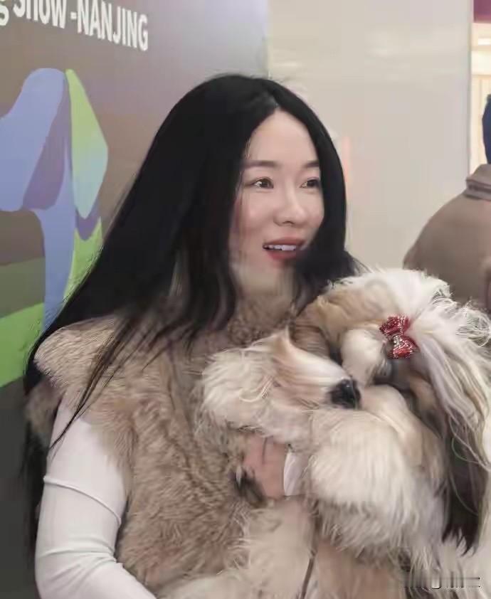 别闹了！你们管霍思燕这样叫回春？她脸上这种馒化是可能逆转了的俗称医美后遗症