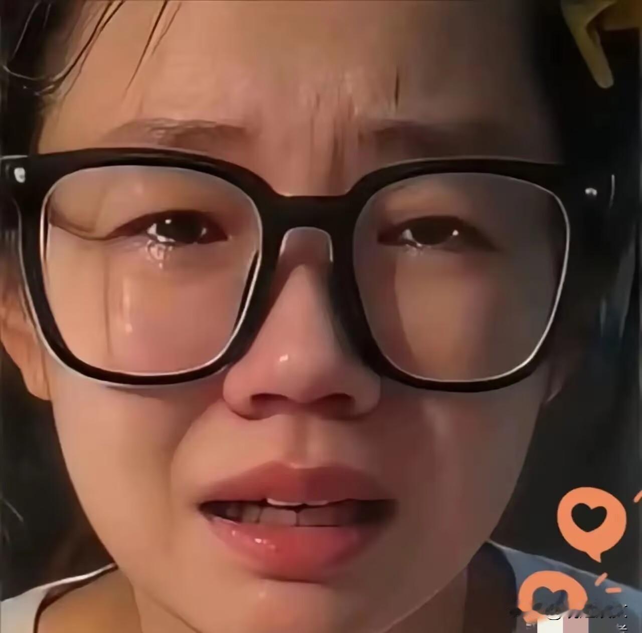 摸臀事件当事人又落泪了，镜头前她哭得不能自已，说自己到现在还没拿到马来亚大学的正