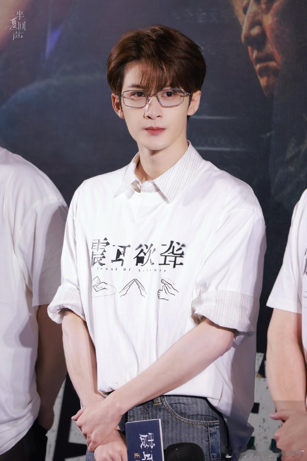 檀健次又偷偷的进步了他主演的电影《震耳欲聋》入围第六届新时代国际电影节，这是檀