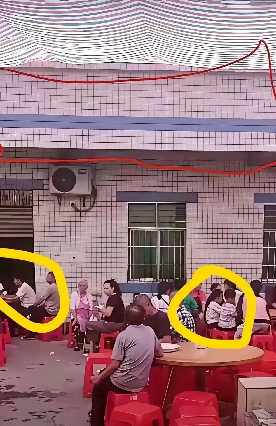 升学宴这事，主家的责任真的太大了。一个年轻妈妈带着三个孩子，本来高高兴兴的出来吃