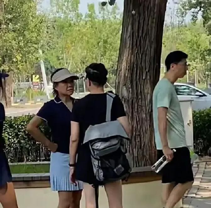 宋丹丹66岁，腿比小九岁的李静还紧致。视频是网友年初在公园拍的。两人打羽毛球，李静穿运动短裤，宋丹丹