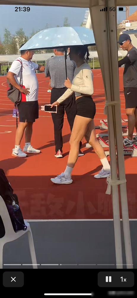 夏思凝，场上跑不进13秒，场下报价200万。这笔账，就离谱。跑道上，伤病缠身