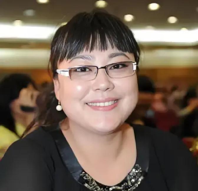 2005年北京三环外的一间破旧出租屋里，35岁的北漂演员李菁菁盯着桌上那份《金婚