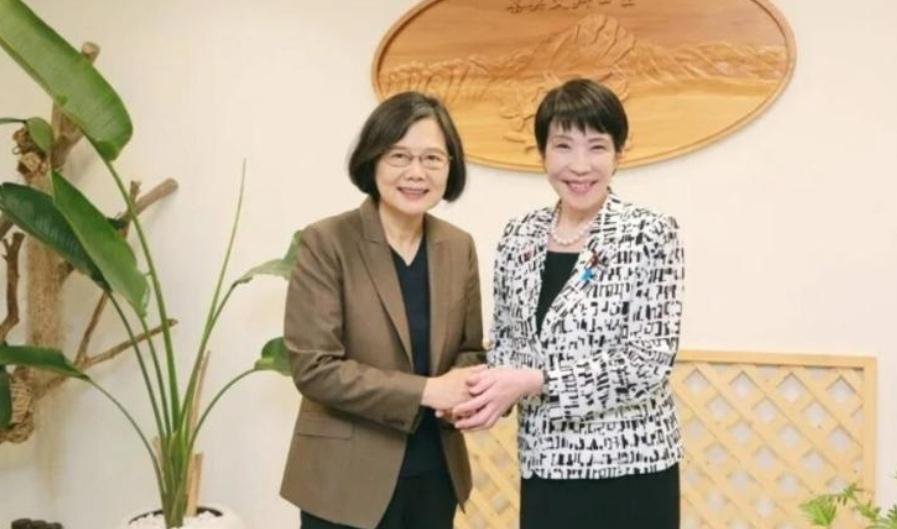 日本新当选的女首相高市早苗，是个极右翼政客，其历来对华态度十分强硬。但是，赖清德