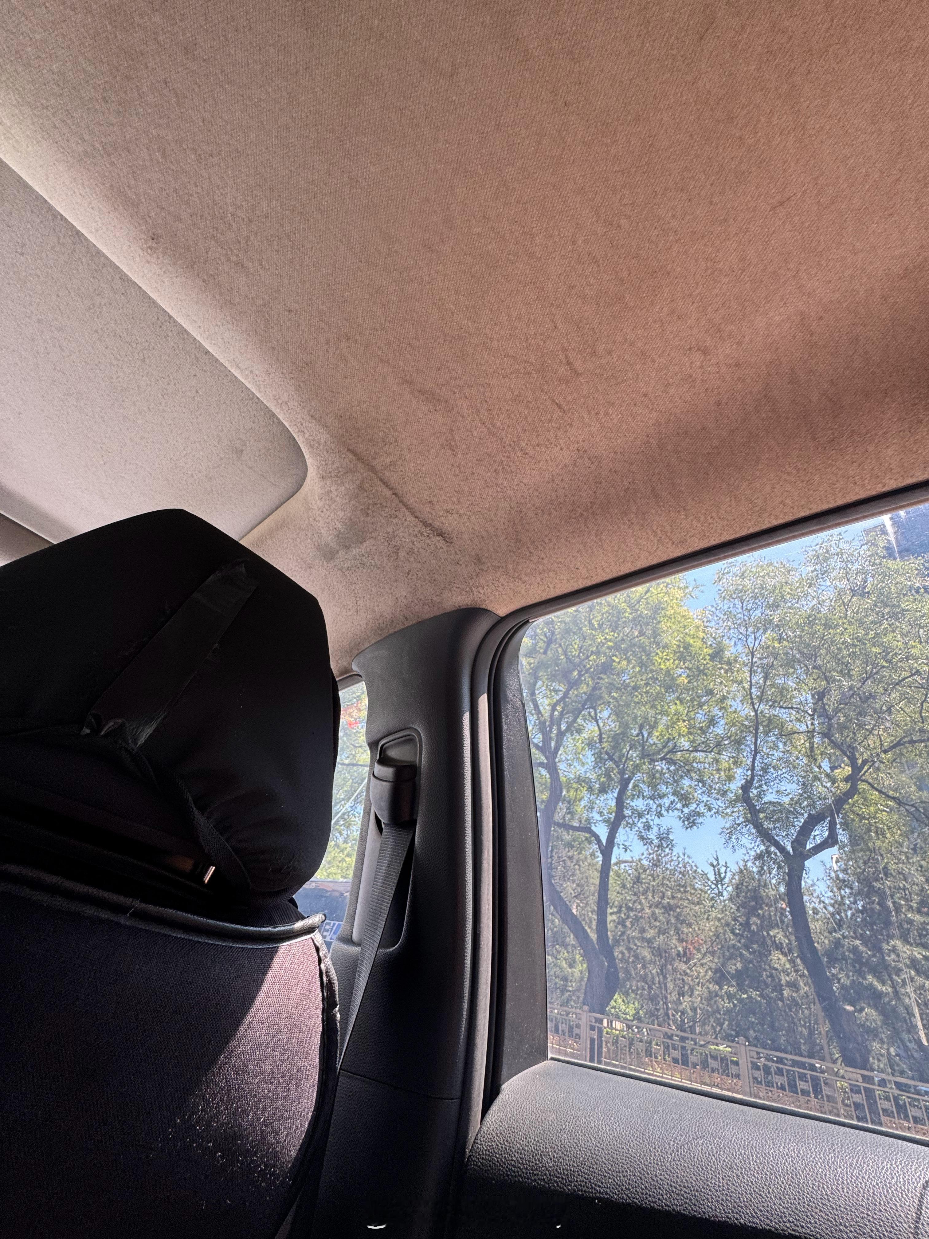 打了个滴滴本身卡罗拉车顶就低正常能蹭头结果一看车顶我的妈呀……………我现在就是个