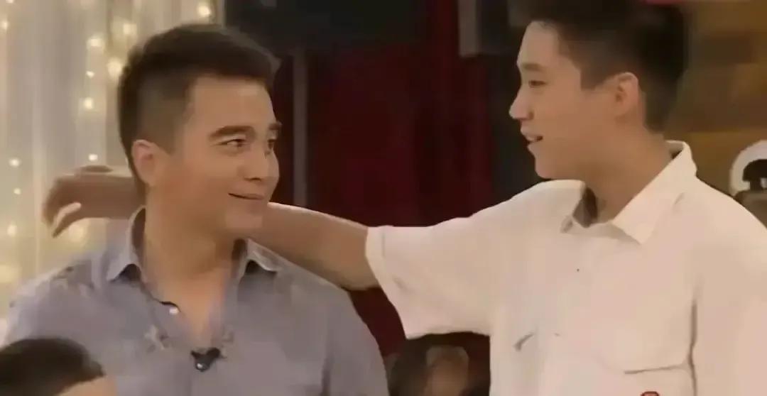 许何在直播里顺口喊出“澍妈”，弹幕瞬间刷屏。网友把这段截出来，我才发现这声称呼