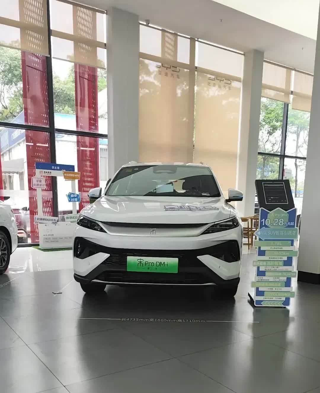 今天陪侄子去买车，原本锁定的是凯美瑞2024款双擎2.0豪华版。计划贷款10万元