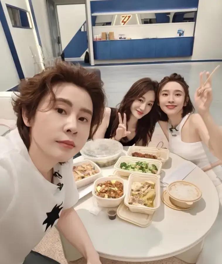 李小冉王濛深夜撸串，我隔着屏幕都能闻到孜然味。镜头扫过去，两人面前就一盘青菜，