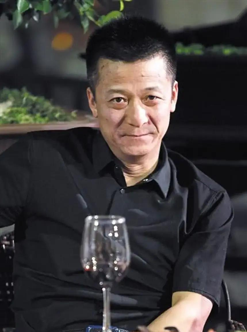 权健解散都4年了，当年的球员早跑光了。说出来你可能不信，球队那队徽去年被挂闲鱼上