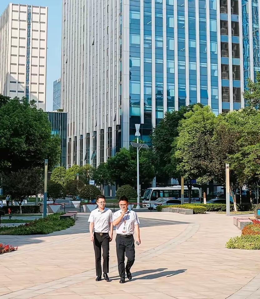 深圳科技园最近出了件挺解气的事。一家公司花大价钱招了位拿K4签证的外籍员工，薪水