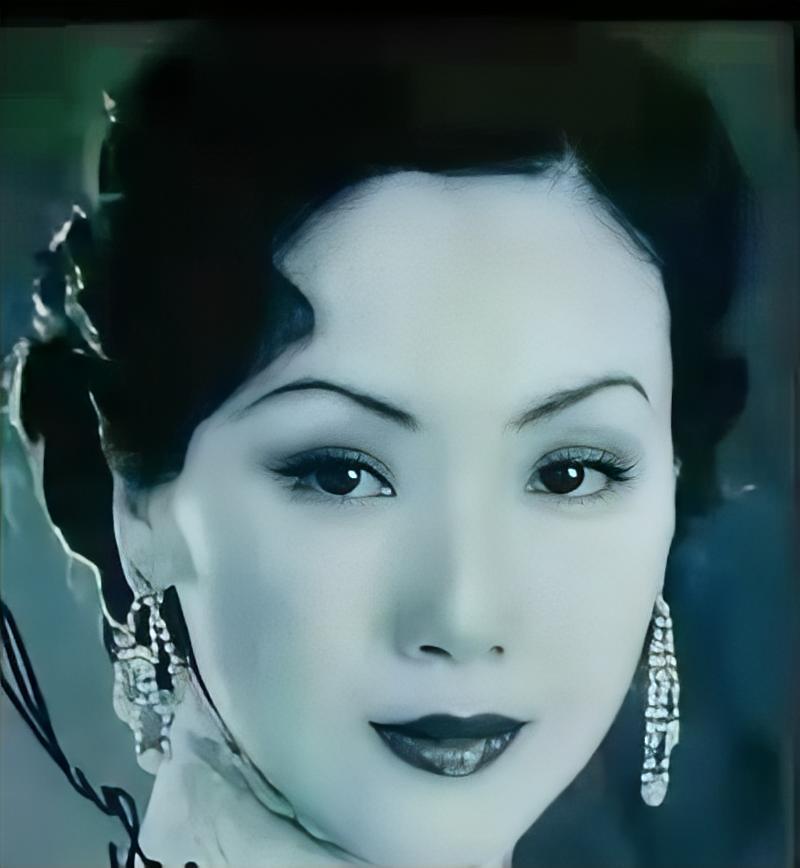 1926年的一天晚上，张宗昌将美人陈佩瑜衣服扒光，丢到了烧得滚烫的土炕上，女