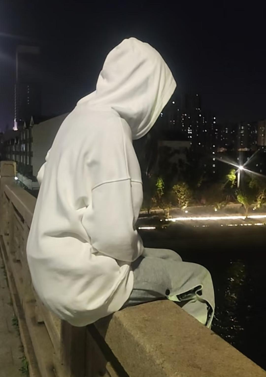 一女子想跳河自尽，被一大哥拦下：反正你也想不开。大哥说：你死了太可惜了，不如成全