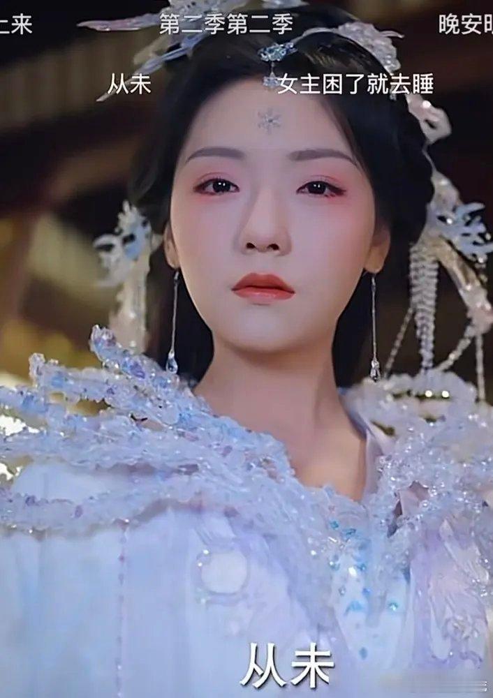 就因为眼睛无神，像没睡醒，短剧版《香蜜》的女主王云云被骂惨了，这事真的离谱。有