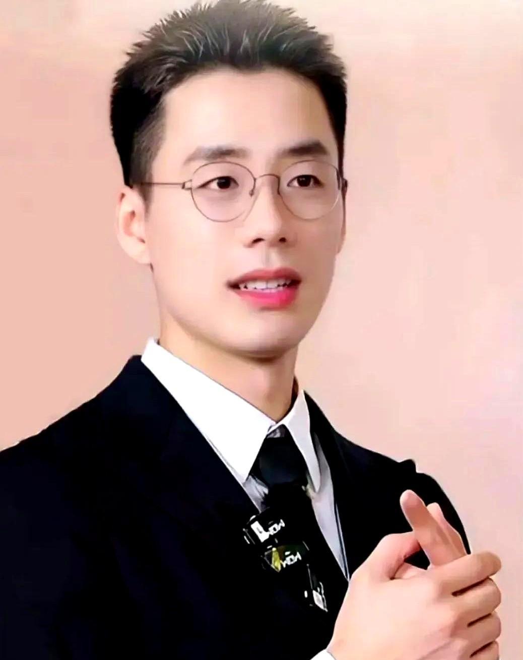 友友们，炸裂消息！顶流主播顿顿合约到期直接离场，不搞“第二个董宇辉”那套，三十