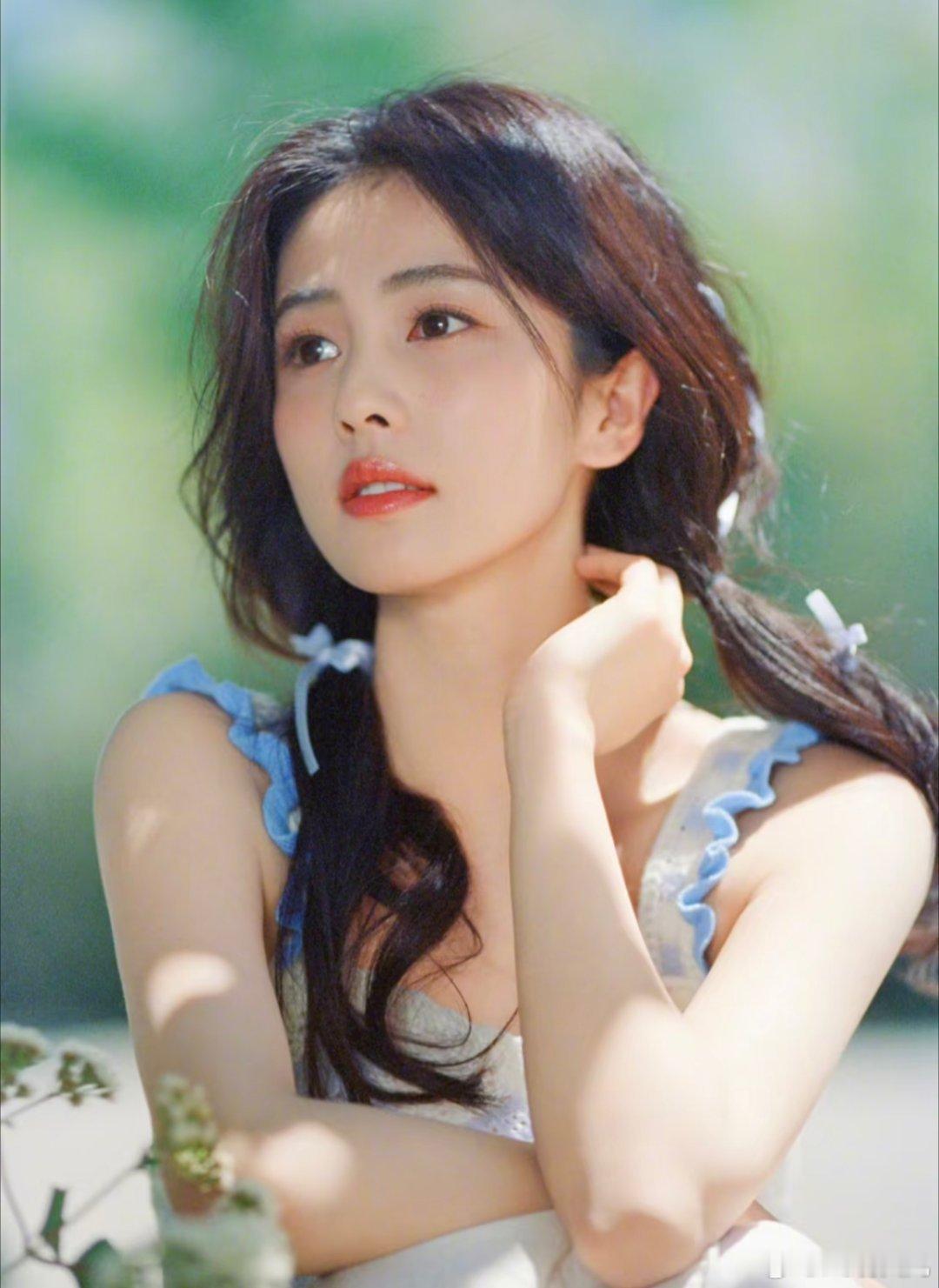 1、在90后小花里，杨紫的演技那可是有口皆碑，妥妥的扛把子！她凭借《长相思》拿到