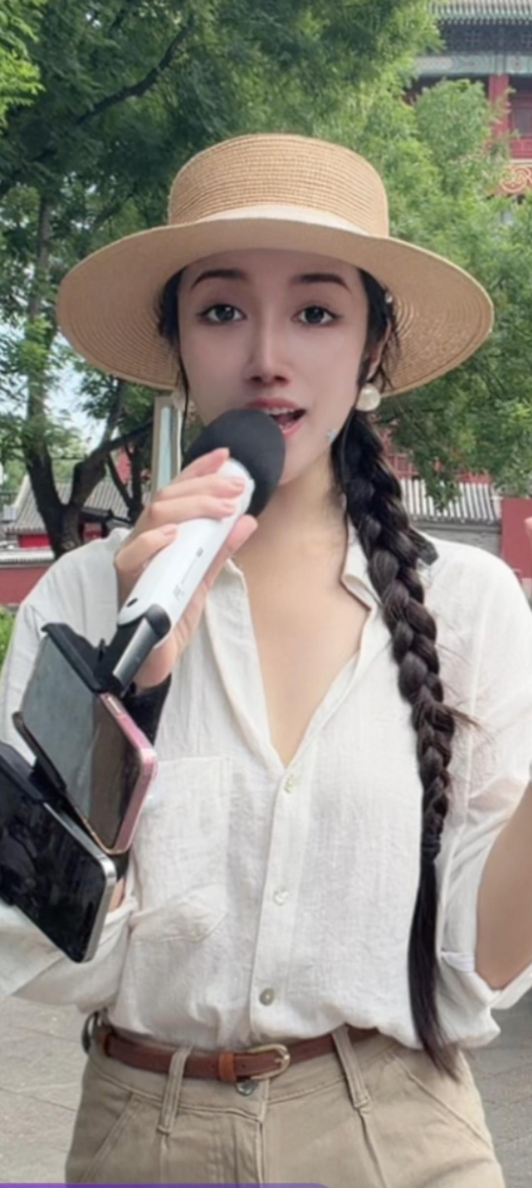夏日穿搭指南：草帽+白衬衫，轻松出行！