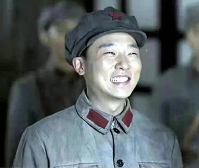 1935年，红军行至乌江边，前有天险后有追兵，木桥渡船全被焚毁。一19岁战士心生