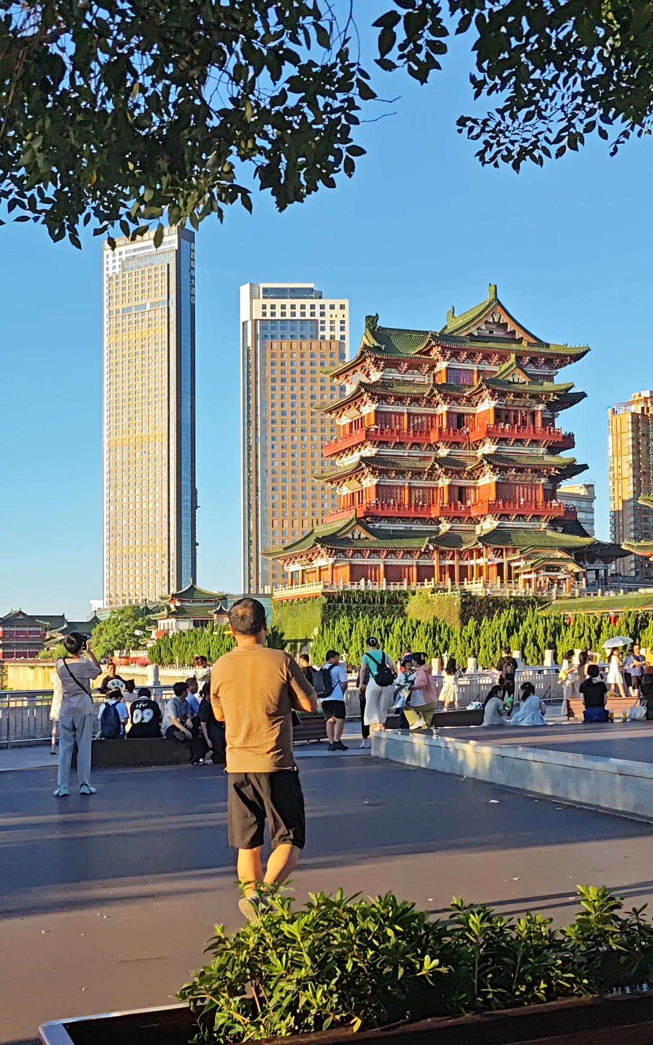 此刻，我正在南昌滕王阁，滕王阁是目前中国最美的楼阁，落霞与孤鹜齐飞，秋水共长天一