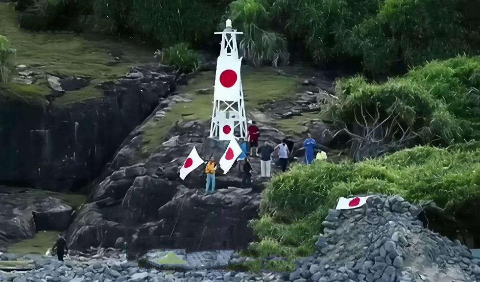 钓鱼岛是我国固有领土，凭什么日本国旗插在上面？对高市早苗错误言论且死不悔改的态