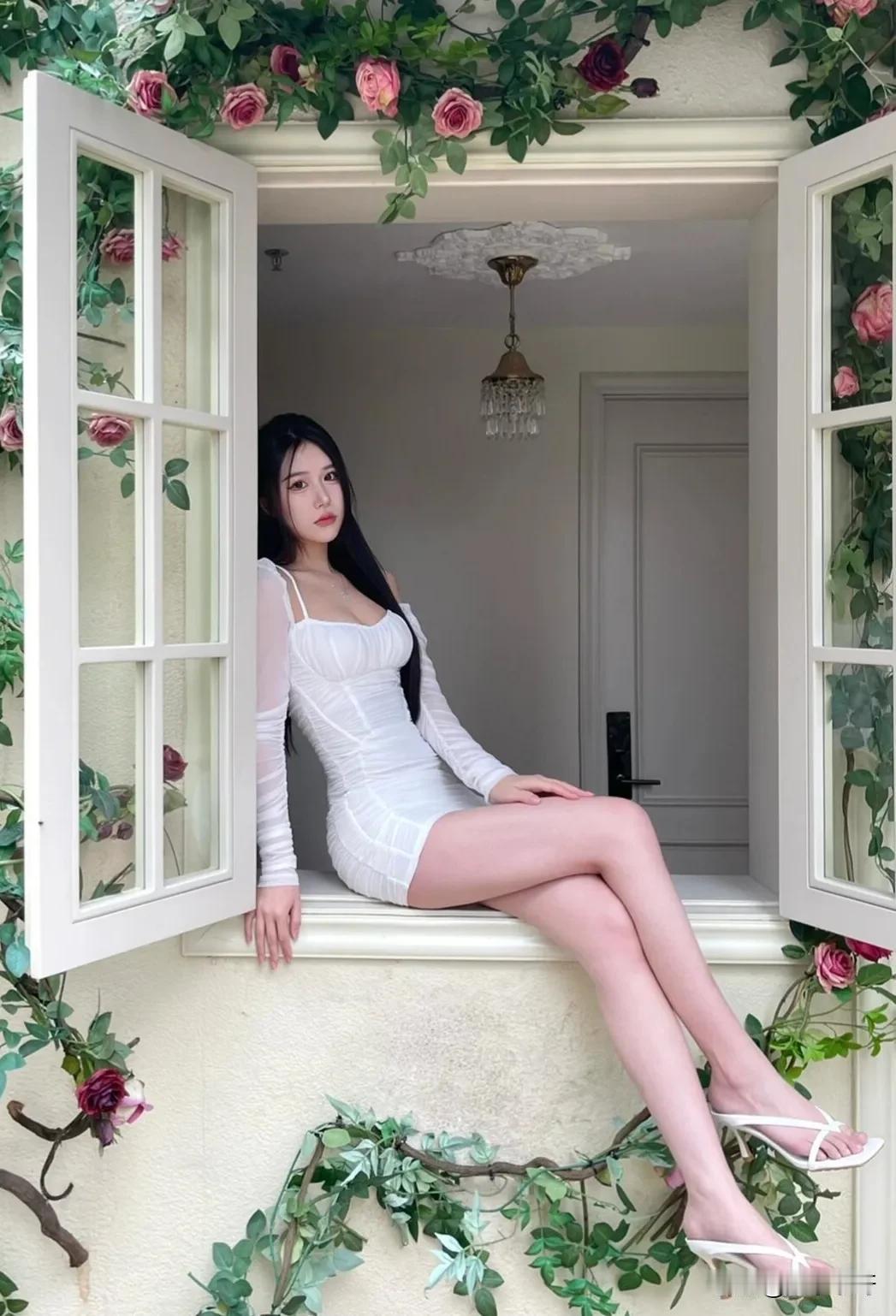 靓丽女孩，窗外的风景不错噢！窗外的下雨