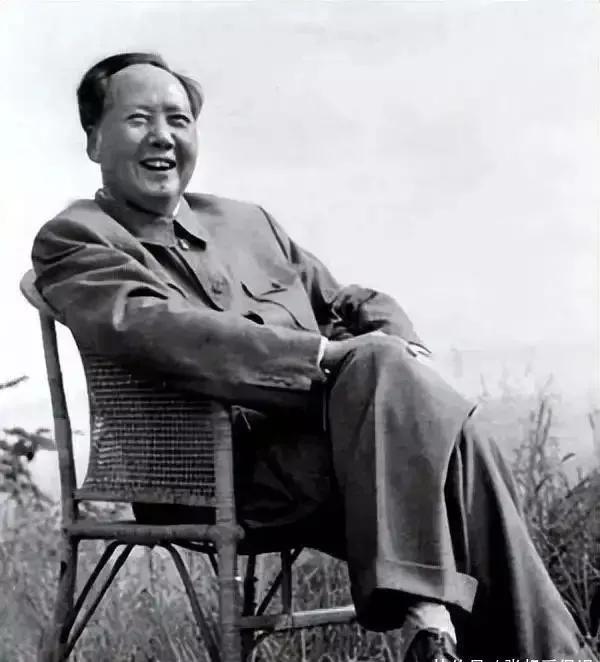 那时，毛主席面对美苏两霸，神情自若，稳如泰山。他老人家豪迈地说：“四海翻腾云水怒