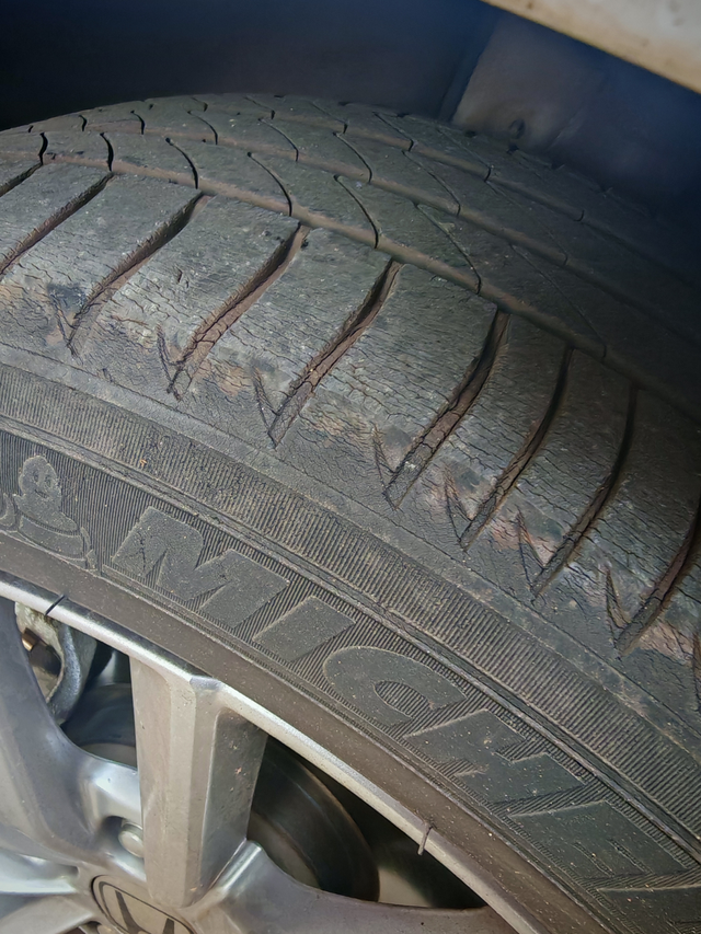 六万公里的轮胎问一下各位车友六万公里的轮胎正常吗