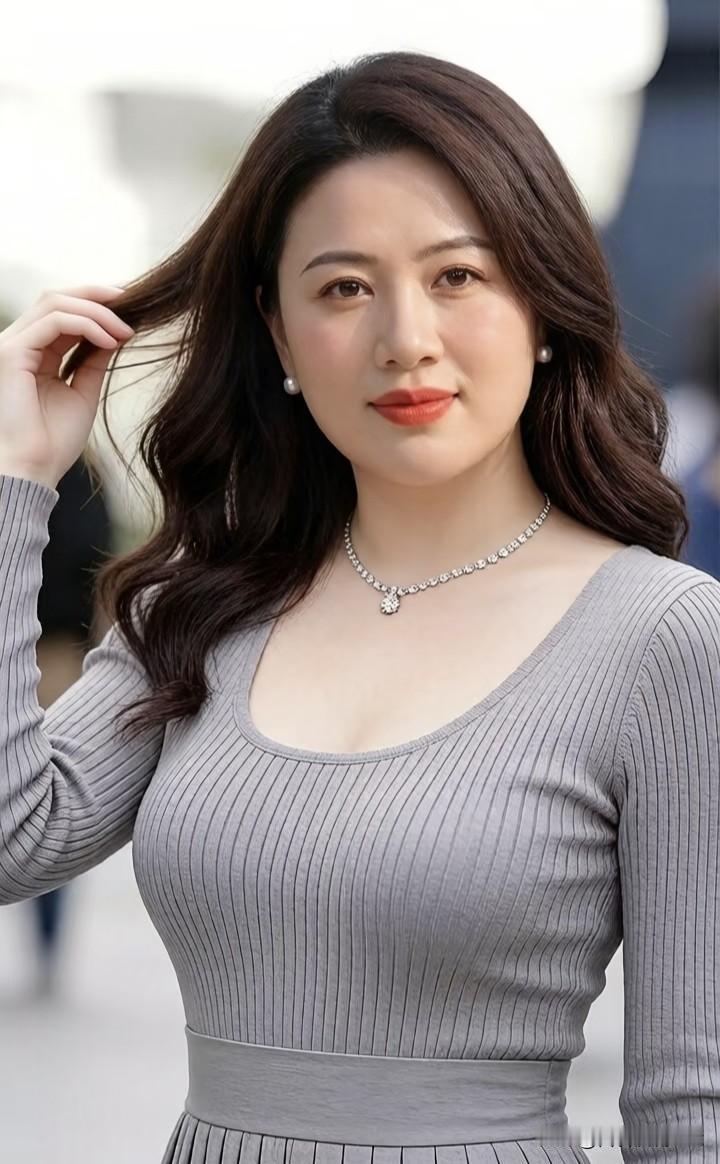 行香子·从容卷发轻扬，浅笑含光。素衣间、自带清芳。珠辉映鬓，气质如兰，立