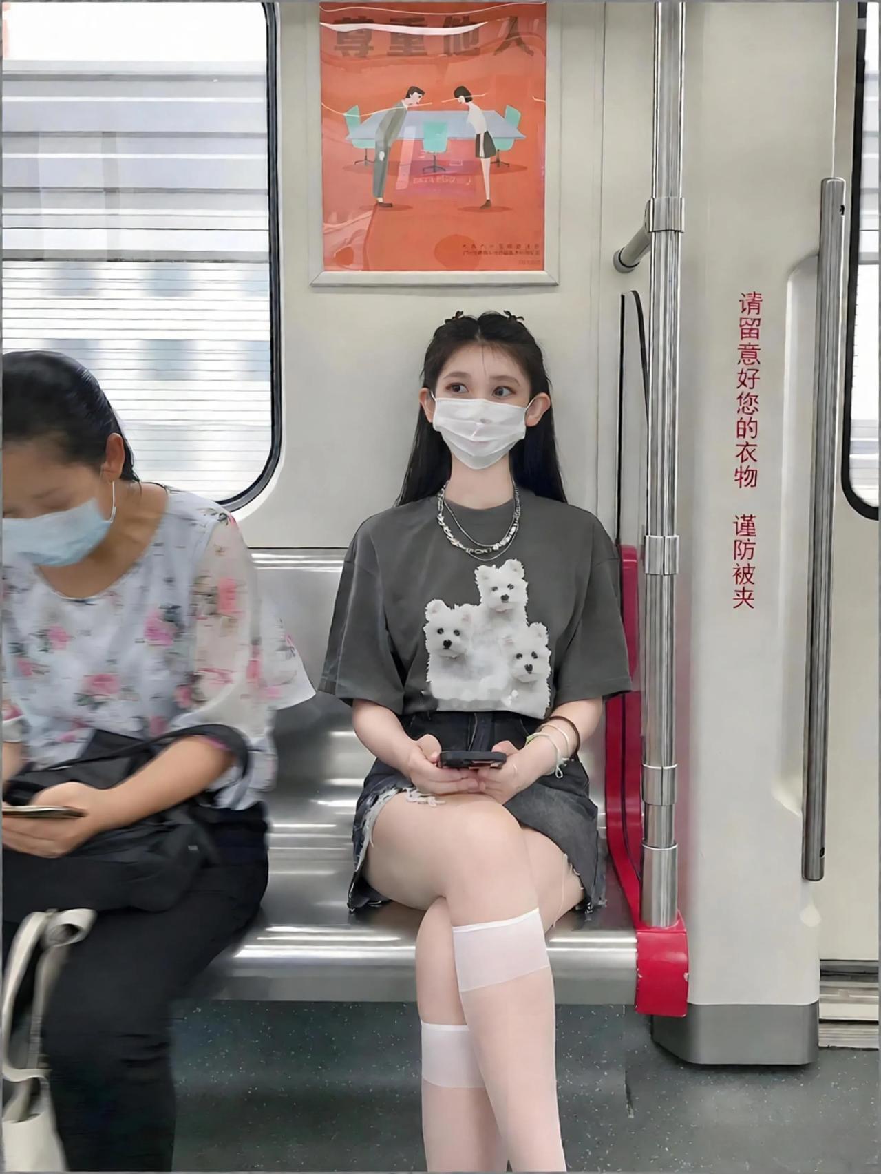 坐地铁时遇到一位心仪的美女，想主动搭讪一下，怎么说不尴尬？请各位大神帮我支支招！