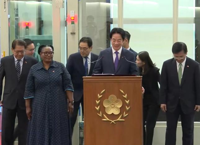 5月5日的上午将近11点，赖乘坐斯威士兰的专机抵达了台北桃园机场，现场来看满面春