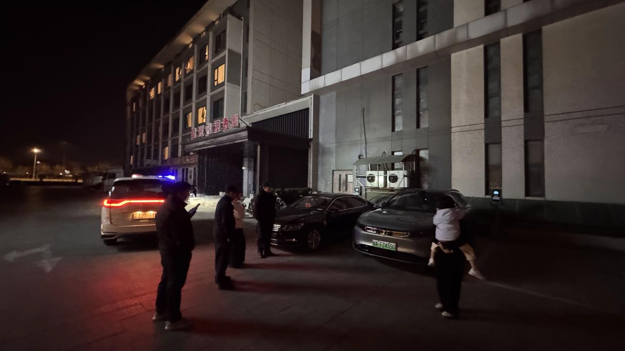 第一次感受到开门杀的威力被后门小朋友双手助力了一把岚图那么硬的车门都凹了…